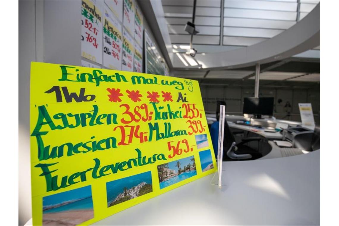 Reisewarnung wird für fast ganz Europa aufgehoben Angebote an einem geschlossenen Reisebüro in einem Flughafen. Foto: Daniel Karmann/dpa