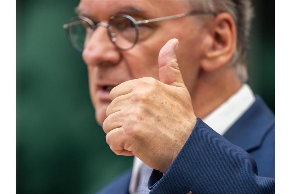Haseloff will stabiles Regierungsbündnis nach CDU-Wahlsieg Angebote „in alle Richtungen machen, die sich für uns demokratisch anbieten“: Reiner Haseloff. Foto: Michael Kappeler/dpa
