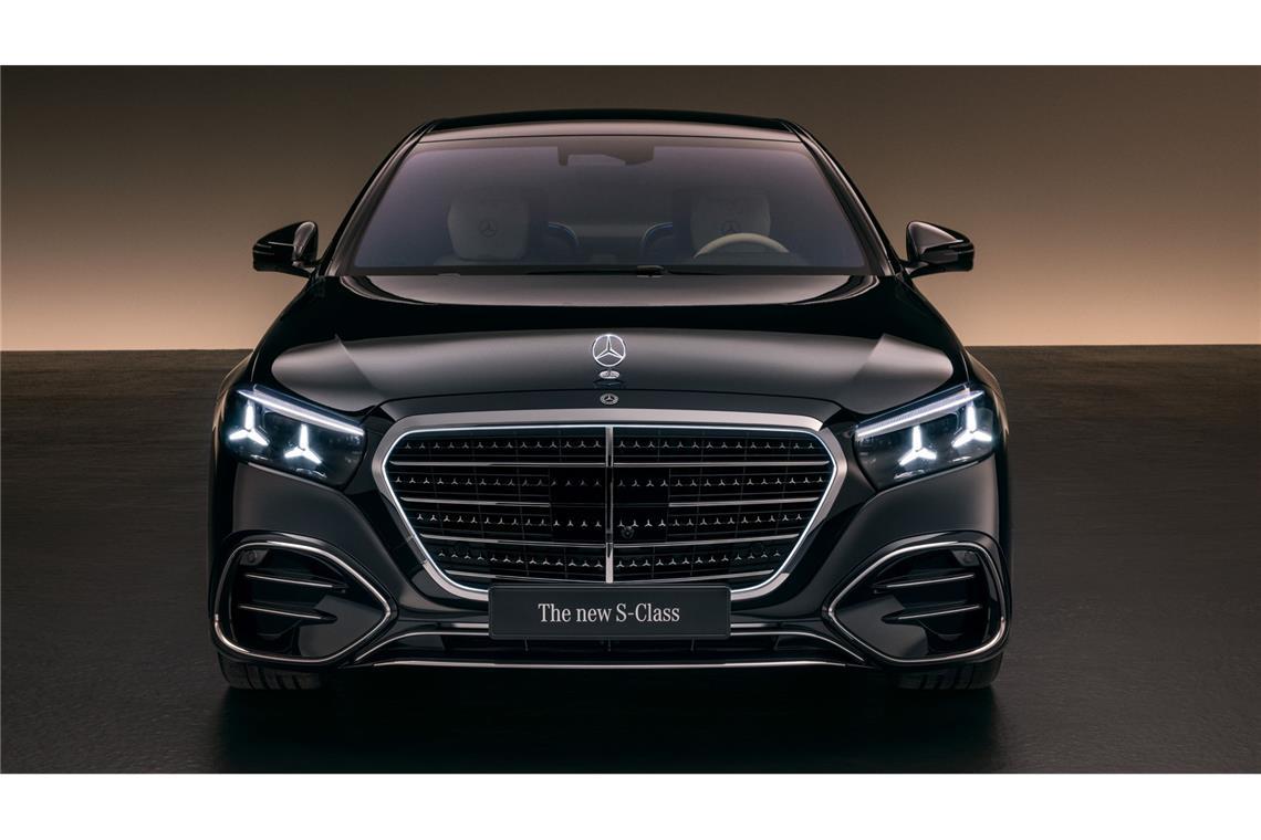 Angedeutete Sterne im Scheinwerfer, im Kühlergrill und, natürlich, der aufrechte Stern auf der Motorhaube – so präsentiert sich die neue S-Klasse von Mercedes. Und wer etwas mehr Geld in die Hand nimmt,  bei dem kann der Stern auch leuchten.