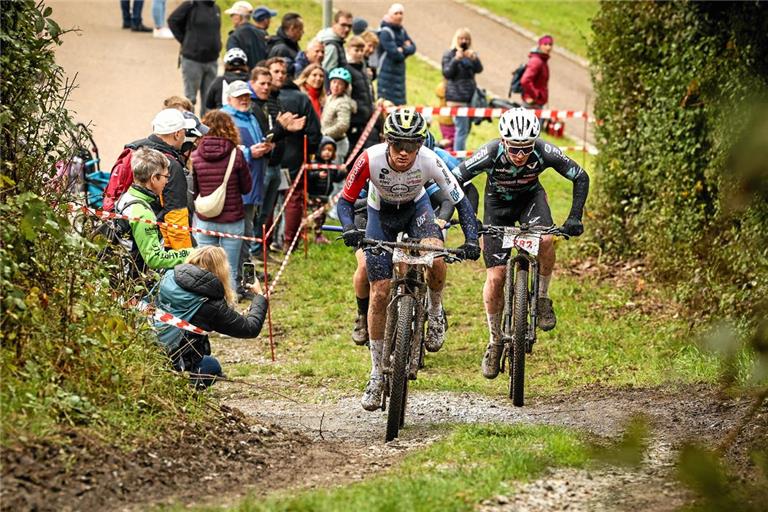 Angefeuert von den Fans geht es für die Biker in und rund um Spiegelberg fast nur über Schotter- und Waldwege. Foto: Alexander Becher