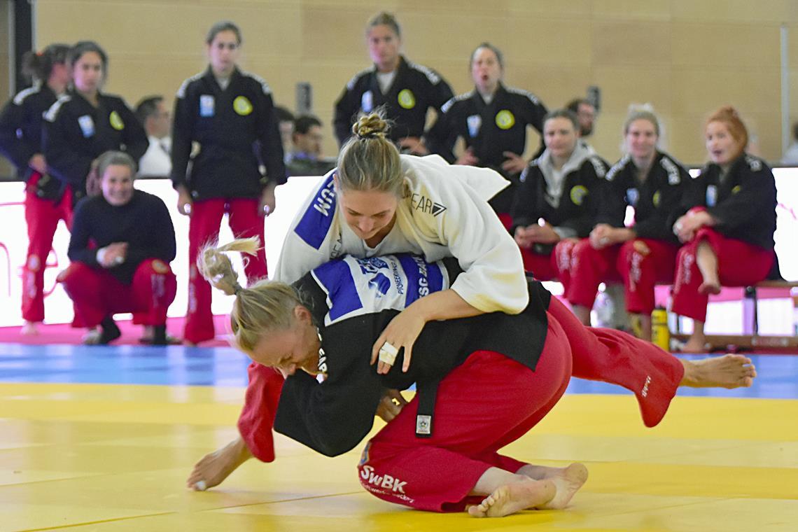 TSG Backnang schafft den Sprung in die Endrunde Angefeuert von den Teamkolleginnen gewinnt Luise Malzahn (unten) ihr letztes Duell im TSG-Kampfanzug nach 16 Jahren. Foto: Tobias Sellmaier