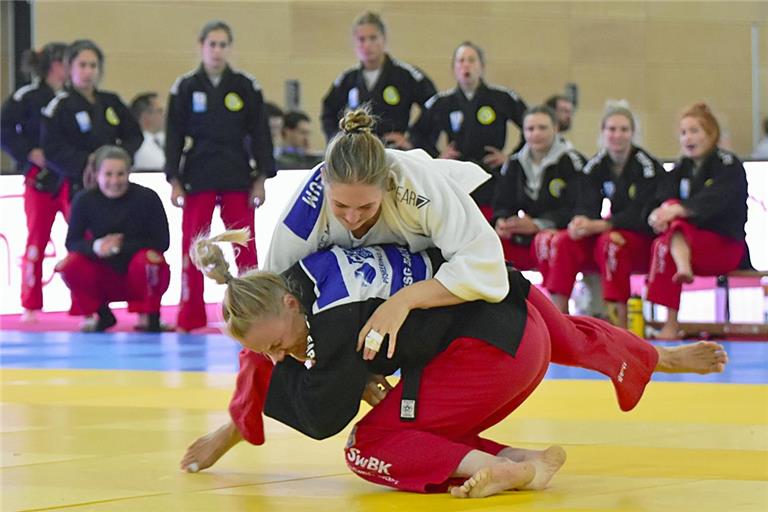 Angefeuert von den Teamkolleginnen gewinnt Luise Malzahn (unten) ihr letztes Duell im TSG-Kampfanzug nach 16 Jahren. Foto: Tobias Sellmaier