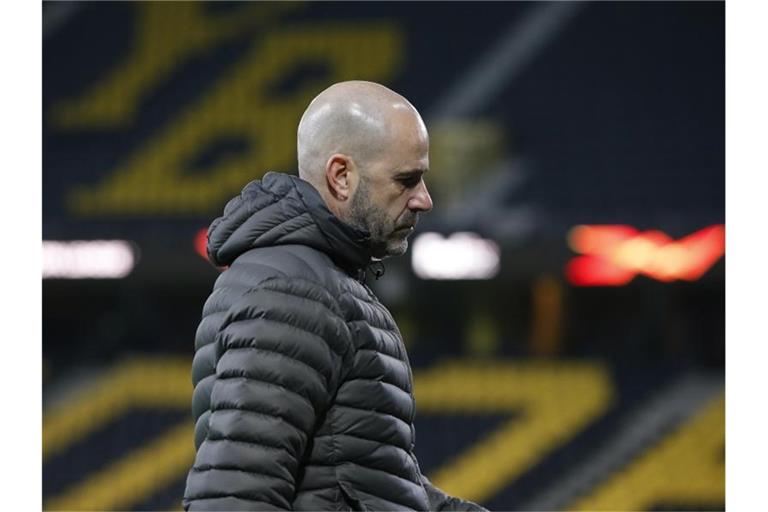 Angefressen: Leverkusen-Coach Peter Bosz nach dem 3:4 in Bern. Foto: Peter Klaunzer/KEYSTONE/dpa