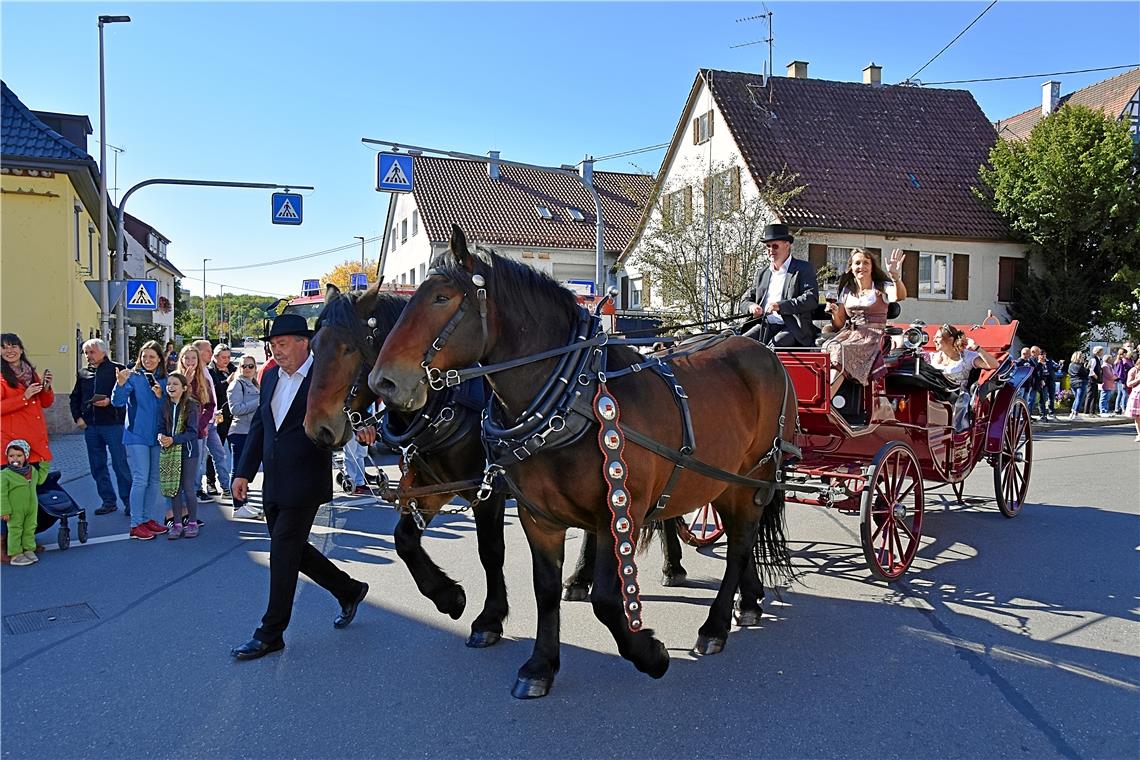 Angeführt haben den Umzug Bürgermeisterin Sabine Welte-Hauff (Zweite von rechts) und die Weinkönigin (rechts). Fotos: Tobias Sellmaier