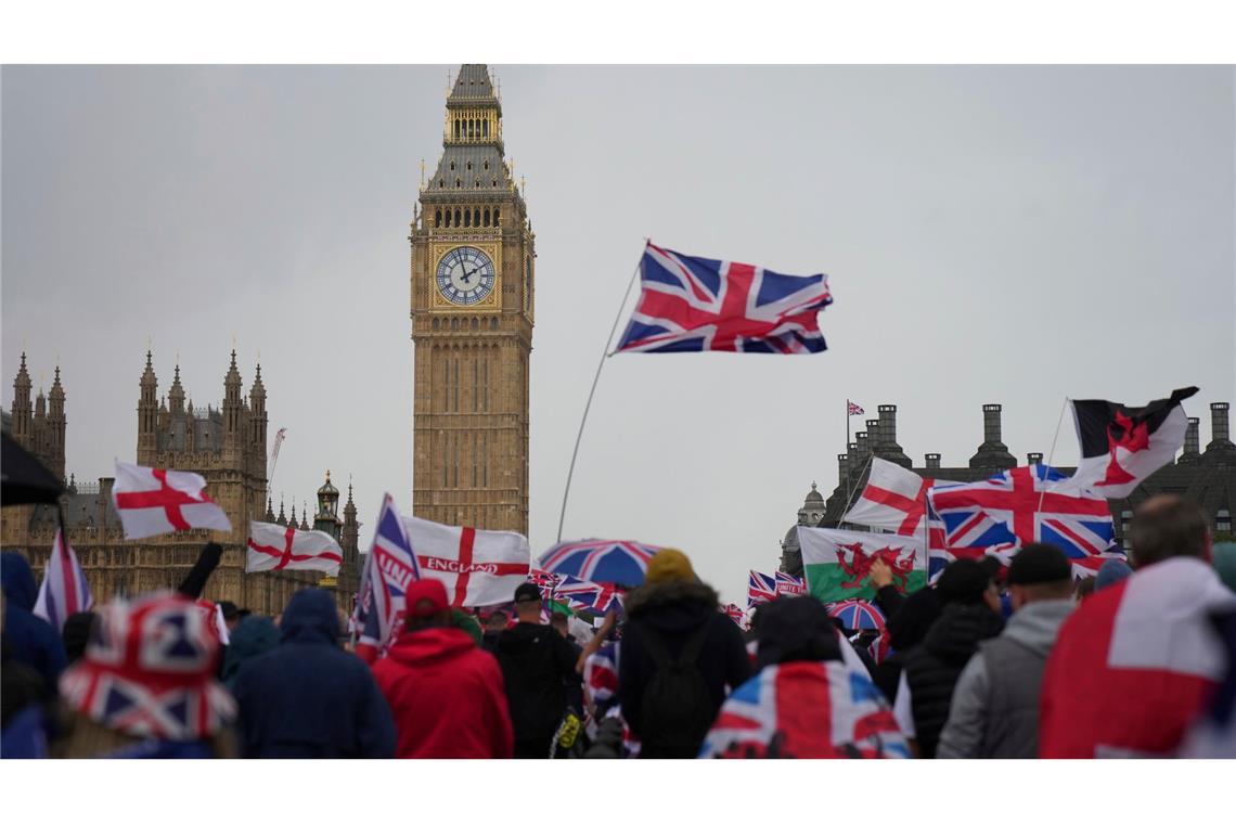 Angeführt und organisiert wurde die rechte Großdemo von dem bekannten britischen Rechtsextremisten Tommy Robinson.
