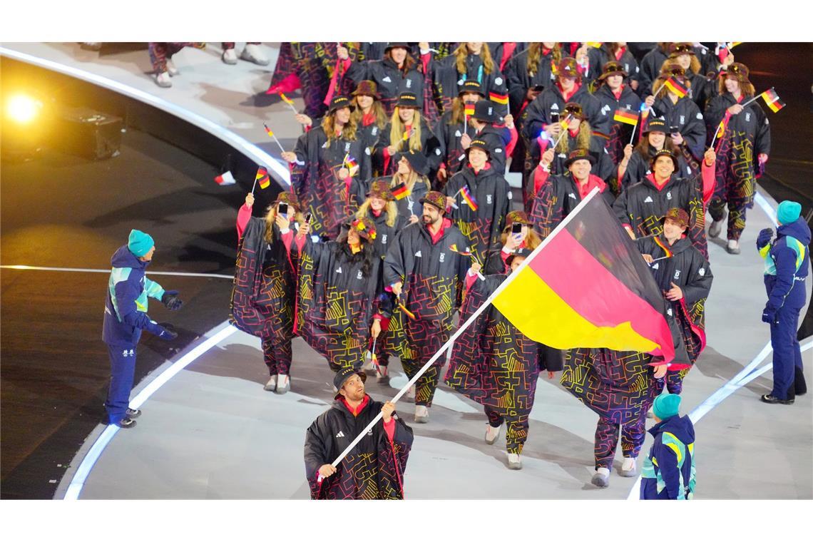 Angeführt von Leon Draisaitl lief ein Teil des deutschen Teams ins Mailänder Stadion ein.