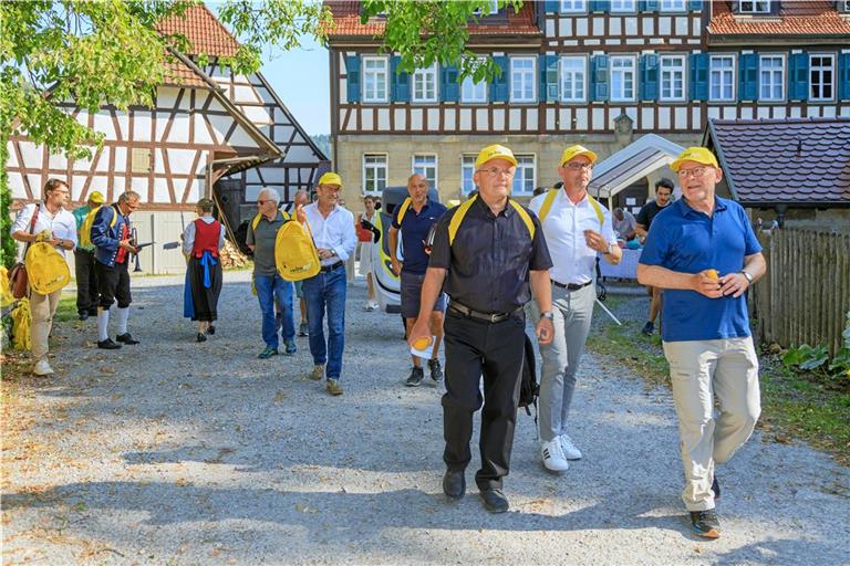 Angeführt von Verkehrsminister Winfried Hermann (vorne von rechts), Fichtenbergs Bürgermeister Ralf Glenk und Waldmeister Walter Hieber ging die Gruppe auf Testwanderung des ersten Bwegt-Wegs. Fotos: Stefan Bossow