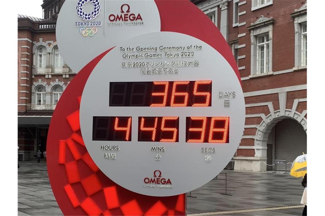 „Mammutaufgabe“: Wie Japan die Tokio-Spiele retten will Angehalten: Der Olympia-Countdown Uhr vor dem Zentralbahnhof in Tokio. Foto: Lars Nicolaysen/dpa