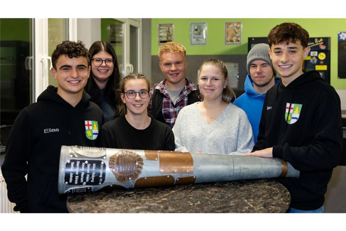 Angehende 20-Jährige organisieren das Ausrufen der Paare.