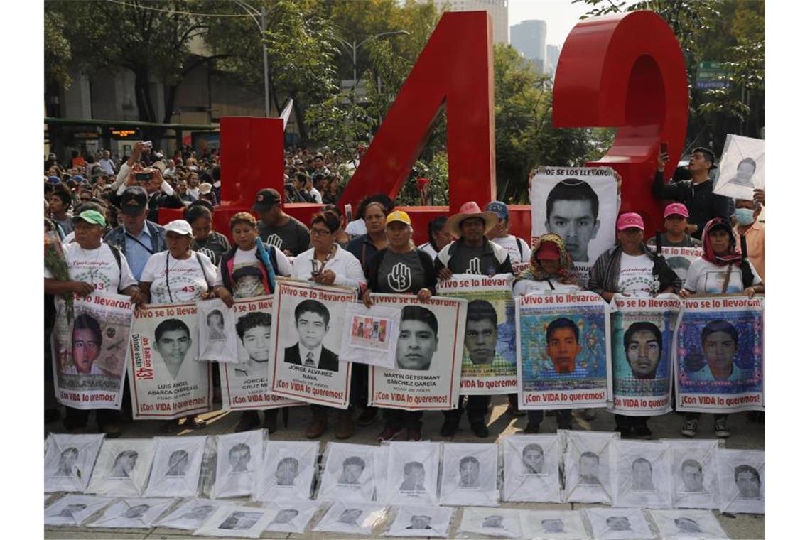 Angehörige der 43 vermissten Lehramtsstudenten 2019 bei einem Protestmarsch mit Porträts der Vermissten. Foto: Marco Ugarte/AP/dpa