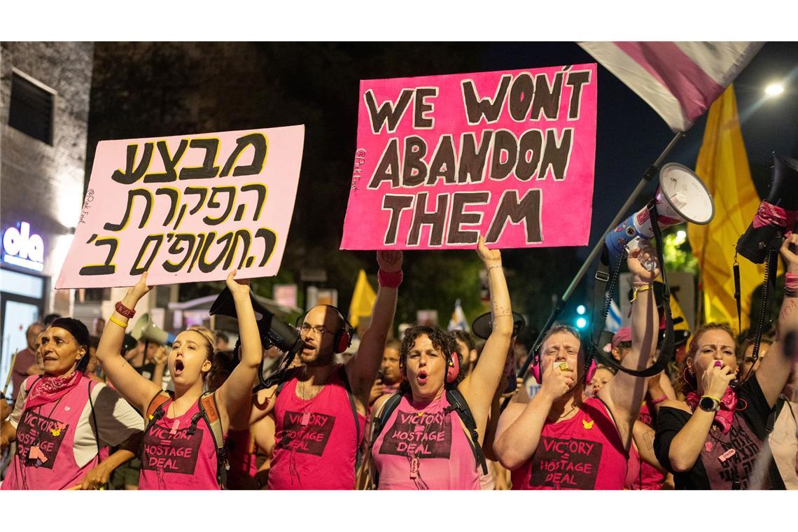 Massenprotest in Jerusalem - Geisel-Angehörige fordern Deal Angehörige der Geiseln fürchten bei einer Einnahme der Stadt Gaza um das Leben der Verschleppten.