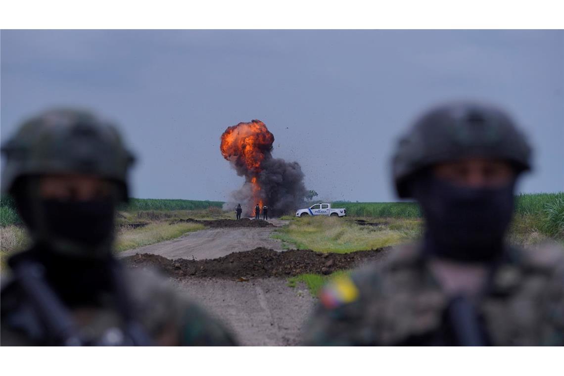 Angehörige der Luftwaffe zerstören in Milagro, Ecuador, eine Landebahn.