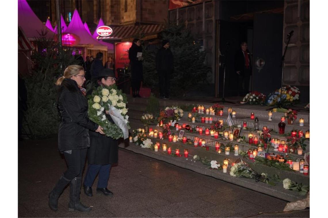 Angehörige der Opfer des Anschlags auf dem Breitscheidplatz gedenken ihren verstorbenen Angehörigen. Foto: Jörg Carstensen/dpa