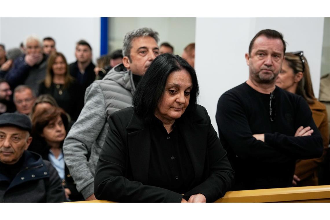 Angehörige der Opfer des Zugunglücks bei Tempi verfolgten den Prozess in Larissa.