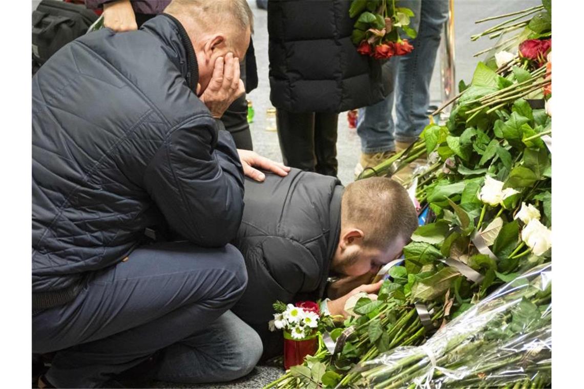 Angehörige der Opfer trauern am Flughafen von Kiew. Foto: Igor Golovniov/SOPA Images via ZUMA Wire/dpa