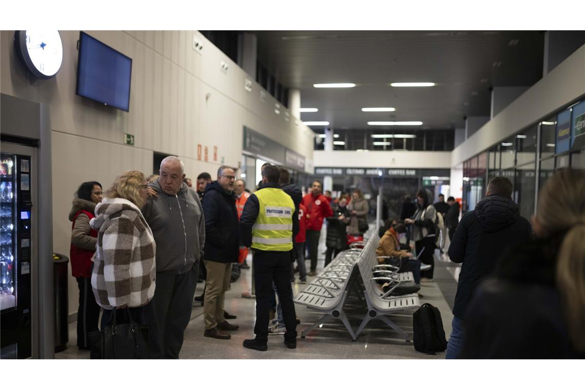 Angehörige der Passagiere des Zuges von Puerta de Atocha nach Huelva kommen zum Bahnhof von Huelva.