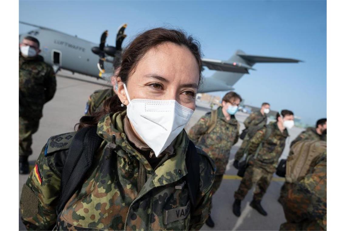 Angehörige des Sanitätsregiments 3 der Bundeswehr aus Dornstadt stehen am Flughafen Stuttgart vor einem Airbus 400M der Luftwaffe. Foto: Marijan Murat/dpa