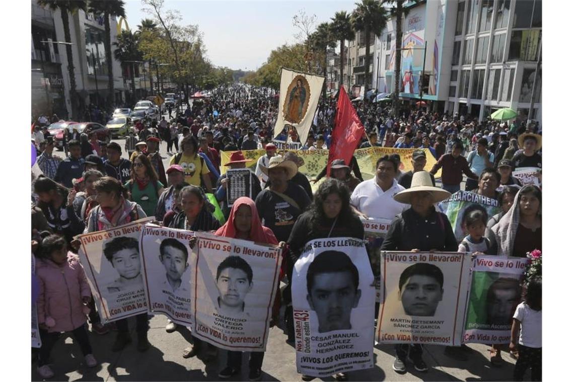 Angehörige haben mit Demonstrationen immer wieder an die 43 vermissten Lehramtsstudenten erinnert. Foto: Marco Ugarte/AP/dpa