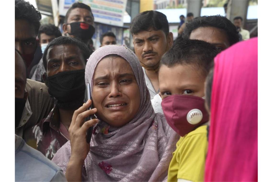 Angehörige in Dhaka warten auf Nachrichten über die Menschen an Bord. Foto: Piyas Biswas/SOPA Images via ZUMA Wire/dpa