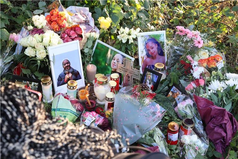 Angehörige und Freunde des Mordopfers hatten am Fundort Blumen niedergelegt und Kerzen entzündet. Foto: Gabriel Habermann 