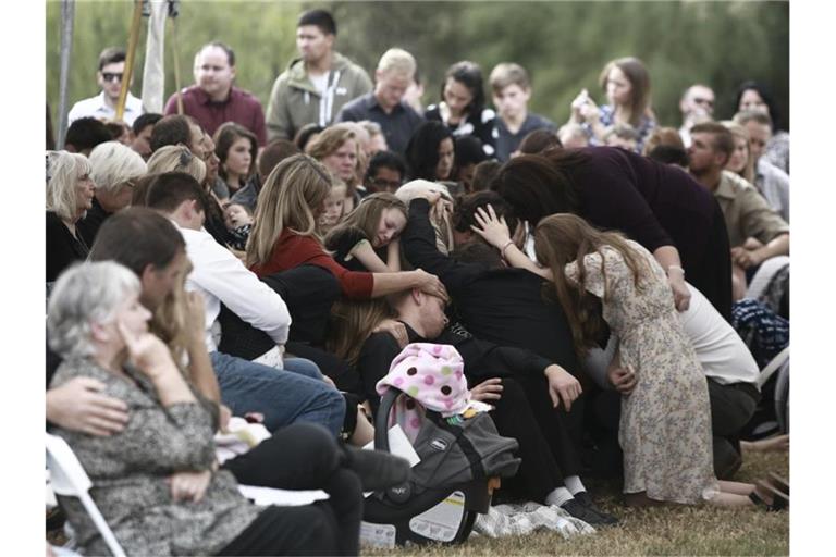 Angehörige und Freunde nehmen an der Beerdigung der getöteten Mormonenfamilienmitglieder in Mexiko teil. Foto: Christian Chavez/AP/dpa