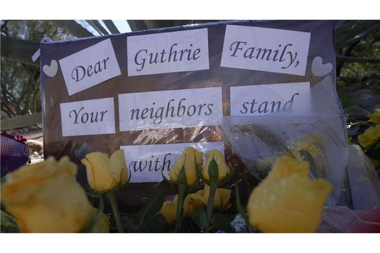 Angehörige und Nachbarn haben weiterhin Hoffnung, dass die 84-jährige Nancy Guthrie lebend wieder auftauchen könnte. Die Polizei geht von einer Entführung aus.