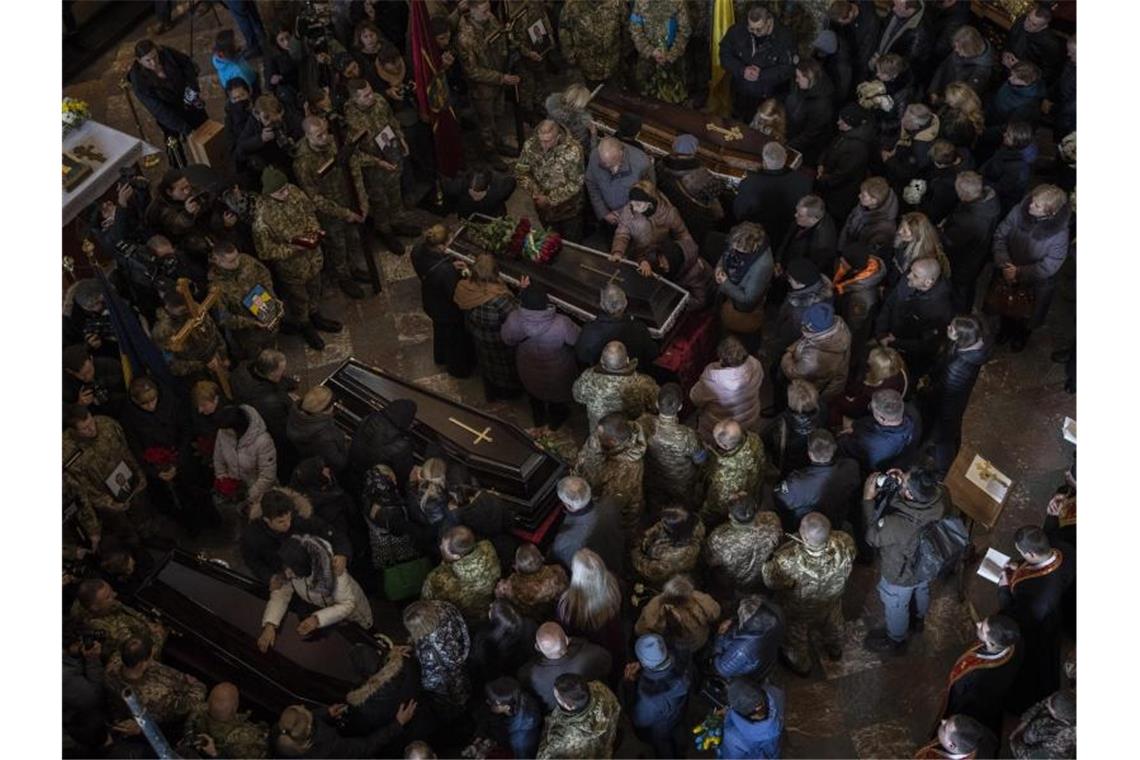 Krieg gegen die Ukraine: So ist die Lage Angehörige und Soldaten nehmen während einer Trauerfeier in einer Kirche in Lwiw von vier Soldaten Abschied, die bei einem Luftangriff auf einen Militärstützpunkt in Jarokiw getötet wurden. Foto: Bernat Armangue/AP/dpa