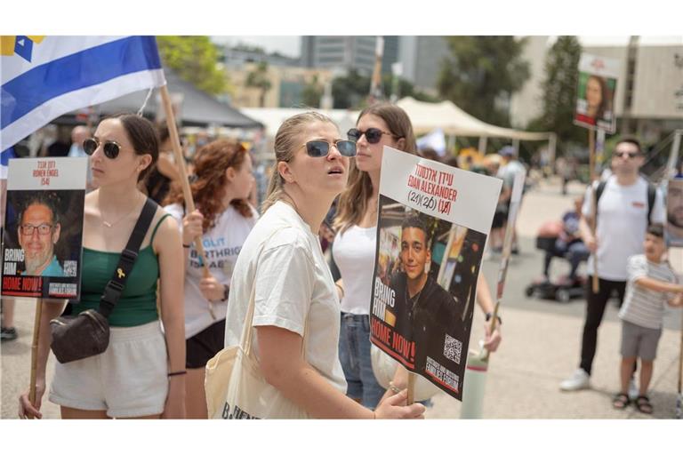 Angehörige und Unterstützer der Geiseln versammelten sich in Israel vor der Freilassung einer Geisel.