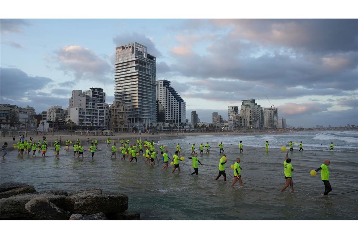 Bilder des Tages Angehörige und Unterstützer von Israelis, die von der Hamas im Gazastreifen als Geiseln gehalten werden, lassen Luftballons in Tel Aviv, Israel, schwimmen, um die 600 Tage dauernde Gefangenschaft zu markieren und deren Freilassung und ein Ende des Krieges zu fordern.