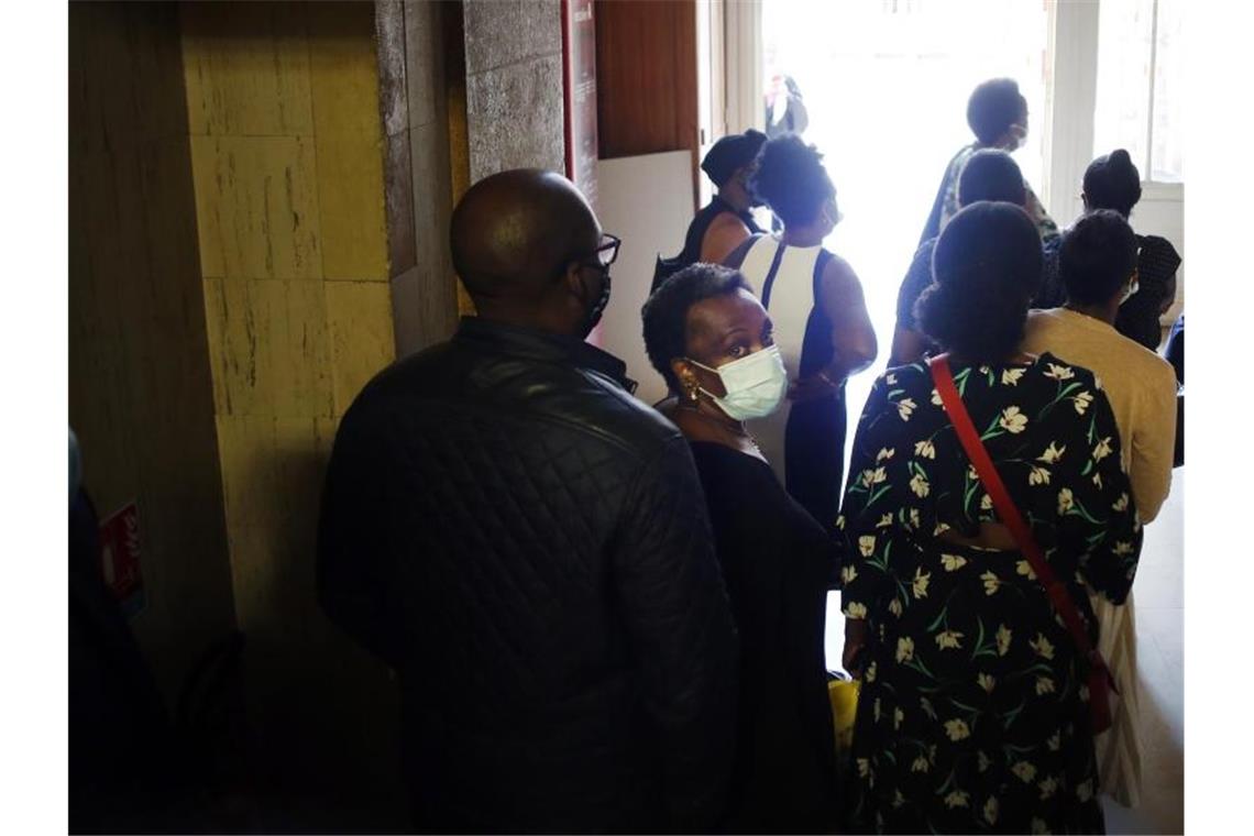 Angehörige von Félicien Kabuga treffen im Gerichtsgebäude ein. Der mutmaßliche Völkermord-Verantwortliche wies die gegen ihn erhobenen Vorwürfe zurück. Foto: Thibault Camus/AP/dpa