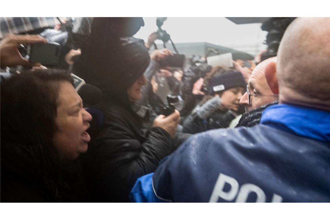 Angehörige von Opfern beschimpfen die Barbesitzer der als Mörder.