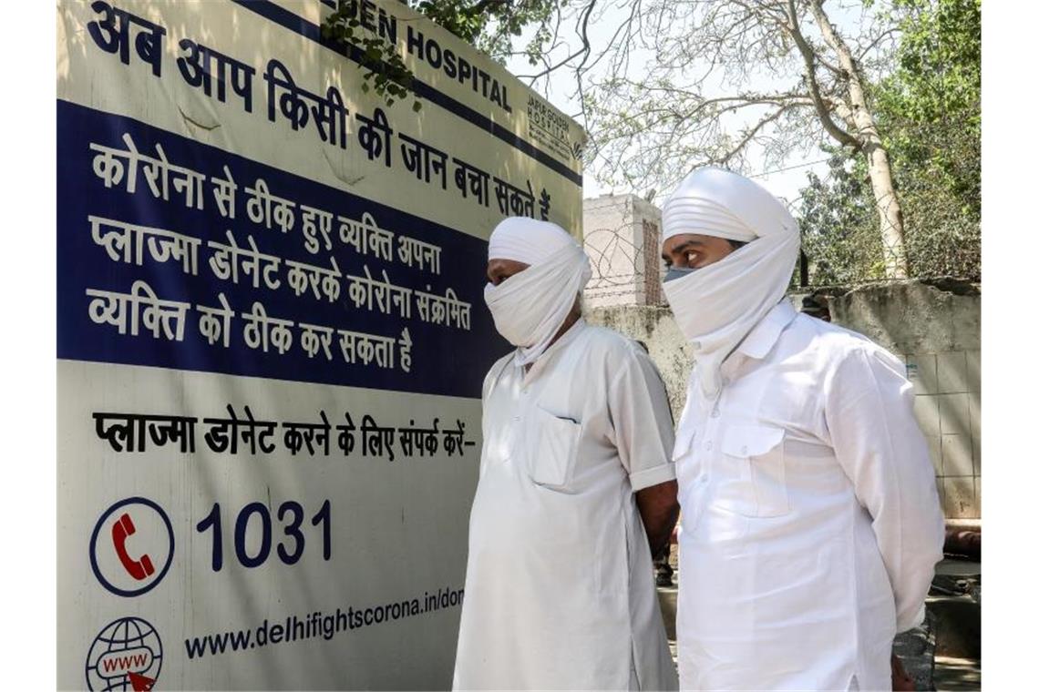 Angehörige von Verstorbenen vor einer Klinik in Neu Delhi. Die Corona-Pandemie in Indien hat sich dramatisch zugespitzt. Foto: Naveen Sharma/SOPA Images via ZUMA Wire/dpa