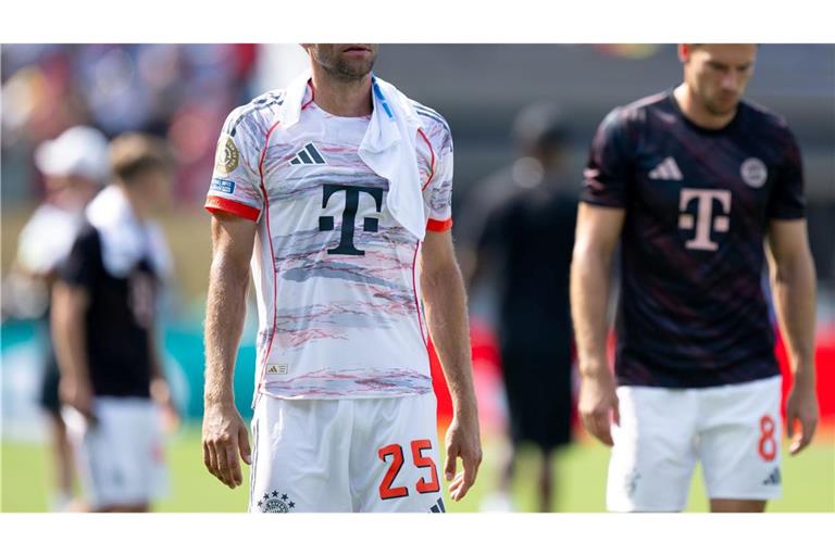Angekämpft im Glutofen von Charlotte: Thomas Müller (l) nach dem Spiel mit einem eisgekühlten Handtuch im Nacken.