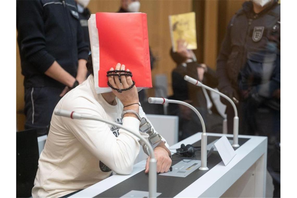 Angeklagte in einem Prozess um eine blutige Auseinandersetzung in Singen sitzen im Stammheimer Hochsicherheitssaal des Oberlandesgerichts. Foto: Marijan Murat/dpa
