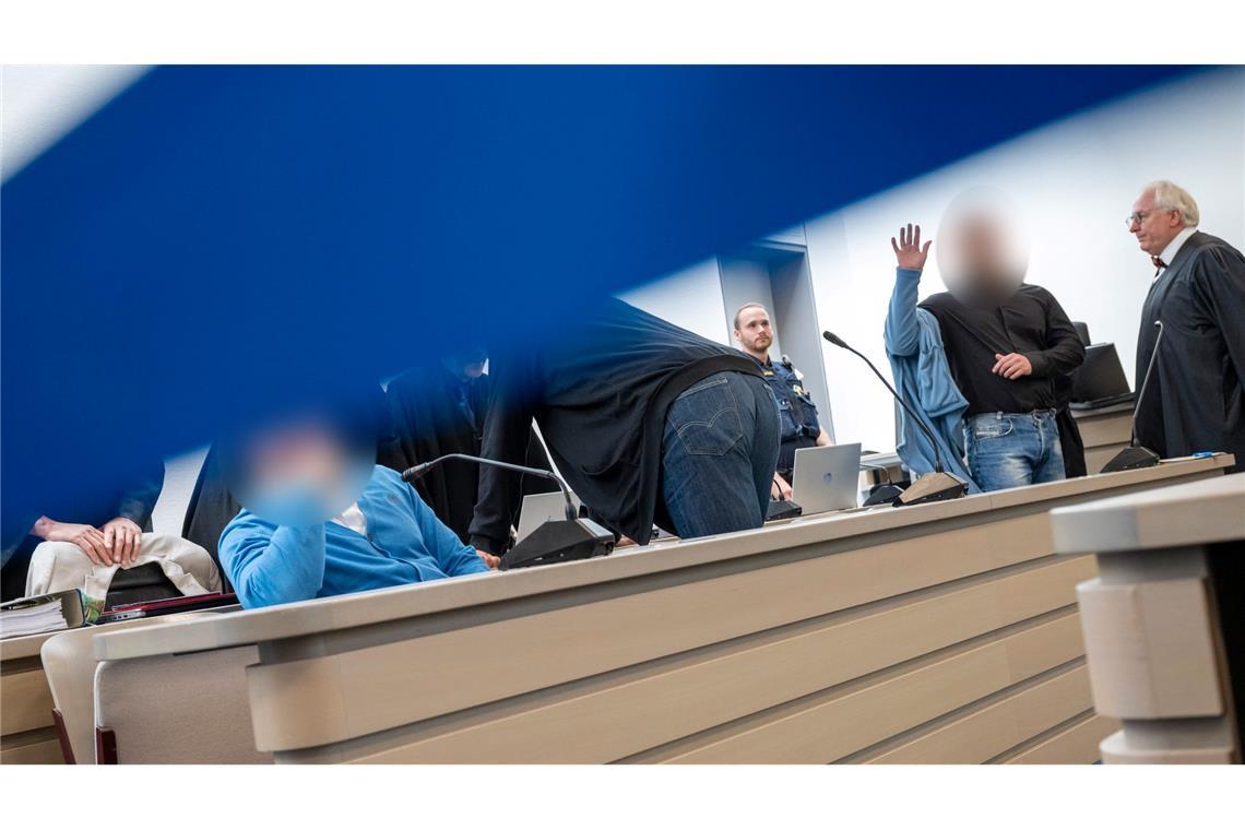 Bis zu elf Jahre Gefängnis nach Diebstahl von Keltengold Angeklagte nehmen vor der Urteilsverkündung auf der Anklagebank Platz.