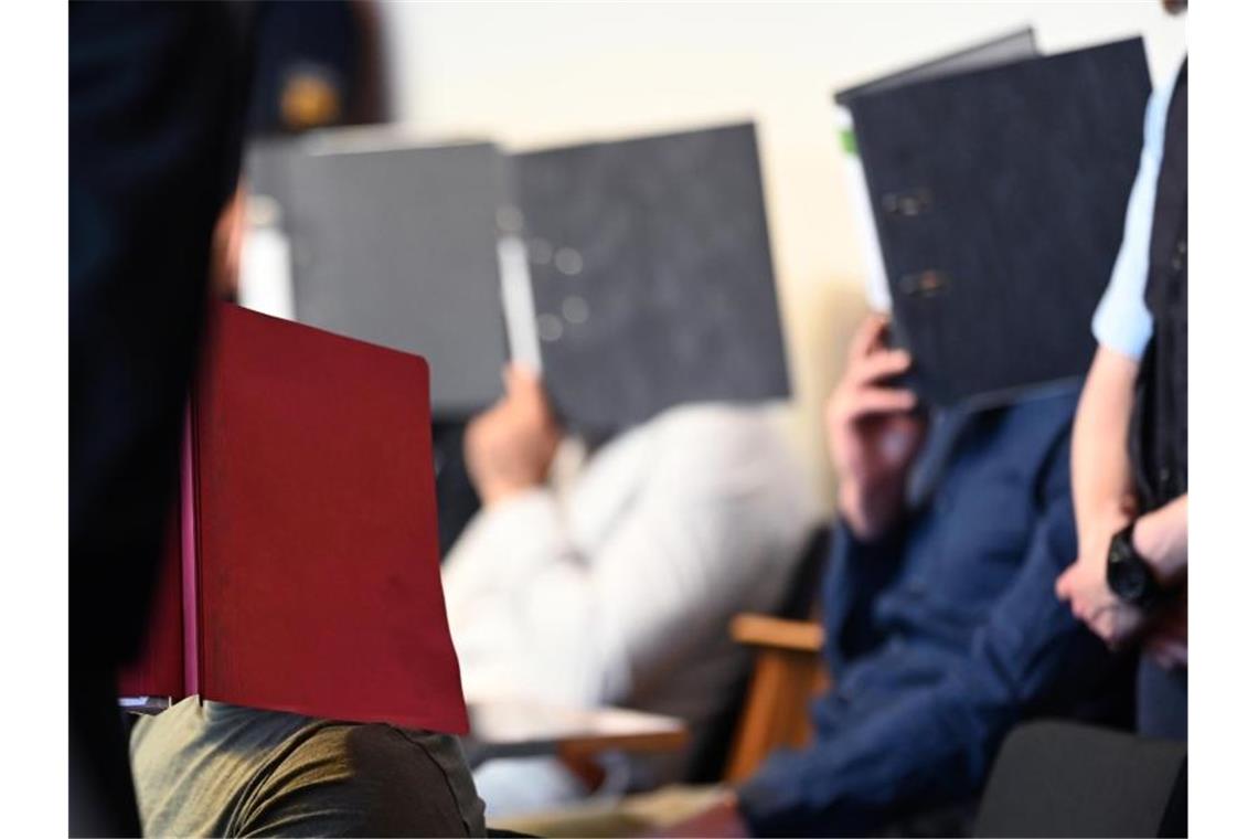 Prozess um Gruppenvergewaltigung: Opfer soll erneut aussagen Angeklagte sitzen vor dem Prozessbeginn im Gerichtssaal im Landgericht. Foto: Patrick Seeger/dpa/Archivbild