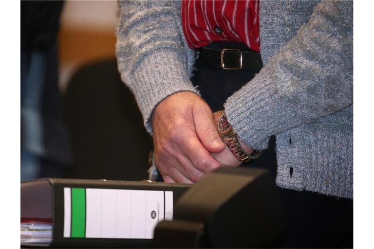 Angeklagter steht in einen Gerichtssaal des Strafjustizzentrums. Foto: Karl-Josef Hildenbrand/dpa