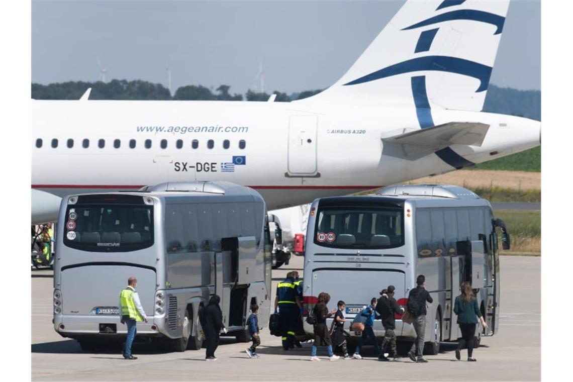 Angekommen: Flüchtlinge aus griechischen Flüchtlingslagern steigen aus dem Flugzeug am Flughafen Kassel-Calden. Foto: Swen Pförtner/dpa