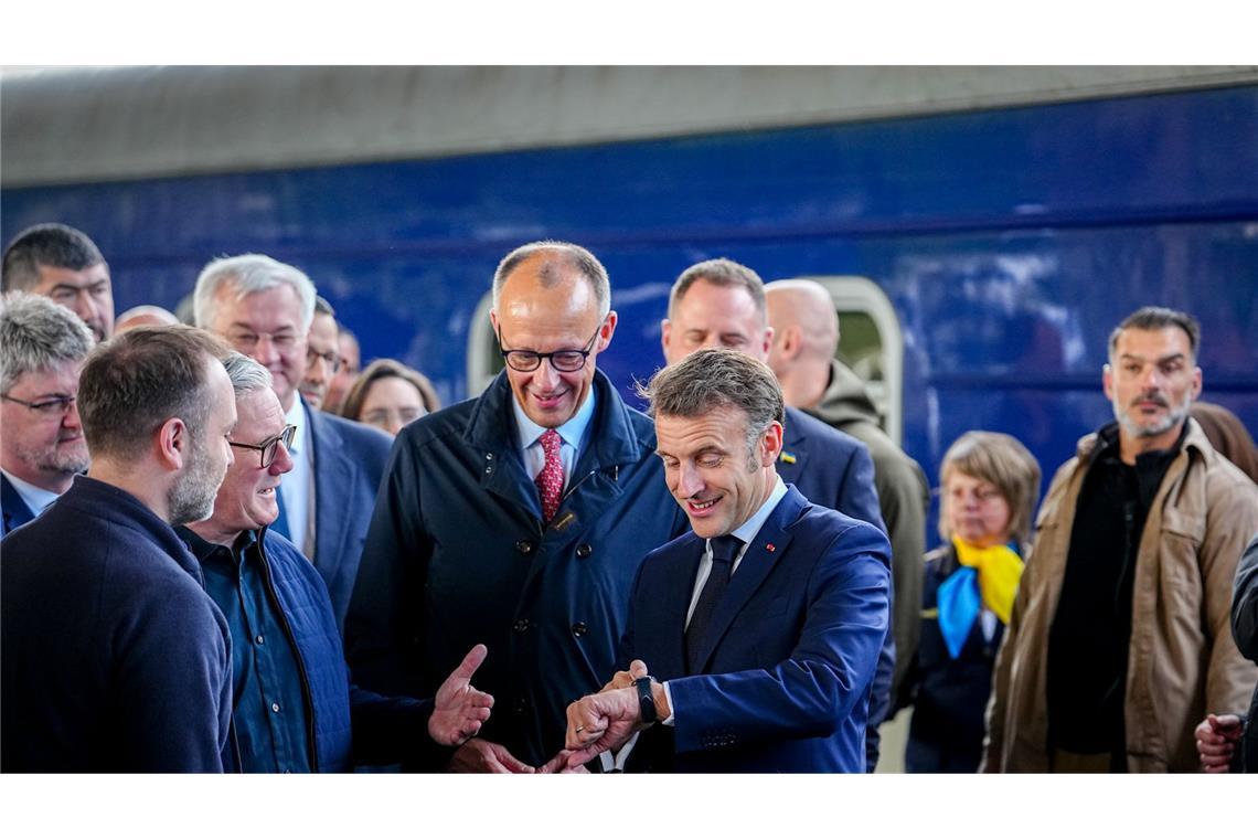 Neuer Kanzler setzt ein Zeichen – jetzt kommt es auf Trump an Angekommen: Friedrich Merz an der Seite des französischen Präsidenten Emmanuel Macron in Kiew.