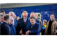 Angekommen: Friedrich Merz an der Seite des französischen Präsidenten Emmanuel Macron in Kiew.