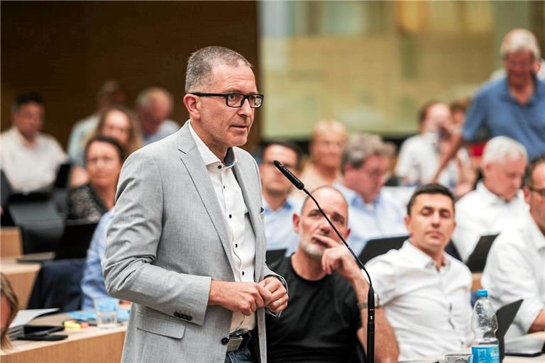 Angekommen in der neuen Rolle: Bei einer CDU-Fraktionssitzung im Plenarsaal des Landtags meldet sich der Backnanger Abgeordnete Jens Steinat zu Wort. Foto: Hannes Griepentrog