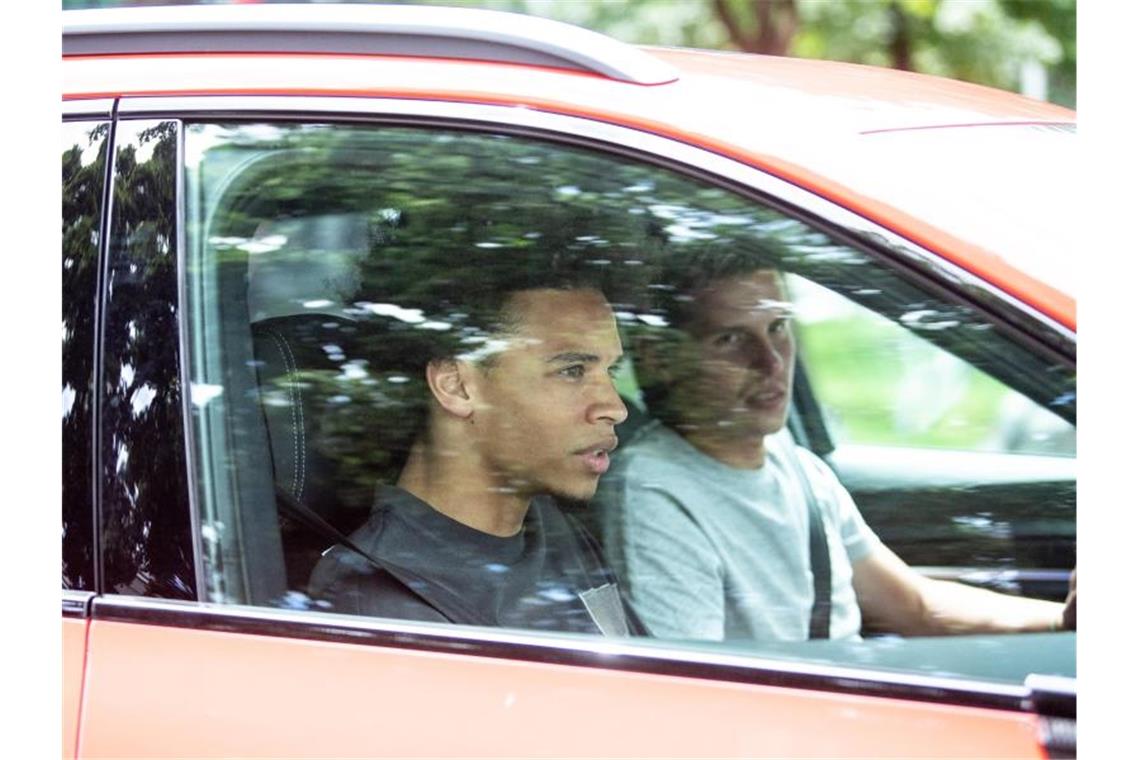 Angekommen in München: Leroy Sané (l) fährt beim FC Bayern vor. Foto: Matthias Balk/dpa