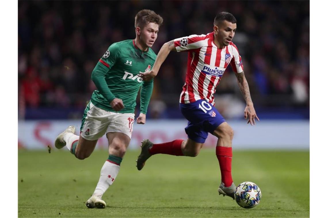 Angel Correa (r) von Atlético Madrid behauptet den Ball gegen Rifat Zhemaletdinov von Lokomotive Moskau. Foto: Manu Fernandez/AP/dpa