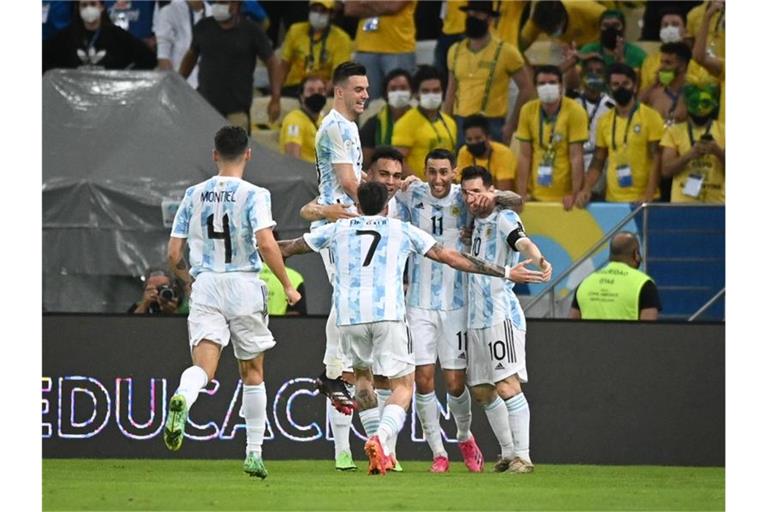 Angel Di Maria (2.v.r.) feiert sein 1:0 für die argentinische Mannschaft. Foto: Andre Borges/dpa