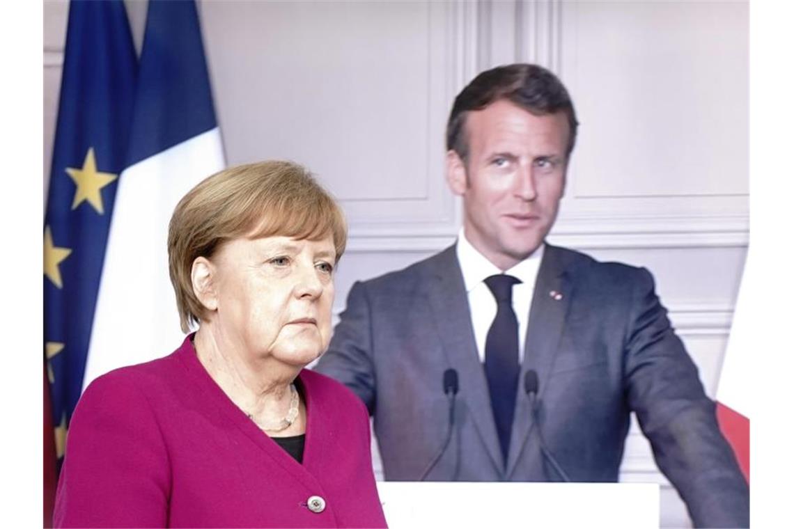 Angela Merkel auf dem Weg zu einer Pressekonferenz mit Frankreichs Präsident Emmanuel Macron (per Video zugeschaltet). Foto: Kay Nietfeld/dpa-Pool/dpa