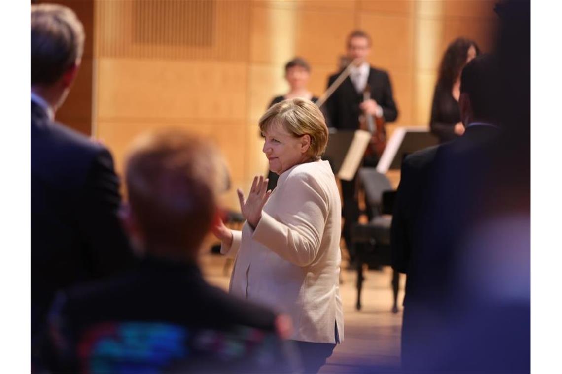 Angela Merkel bedankt sich nach ihrer Rede beim Publikum. Foto: Jan Woitas/dpa POOL/dpa