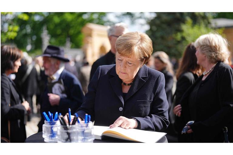 Angela Merkel bei der Beisetzung von Margot Friedländer.