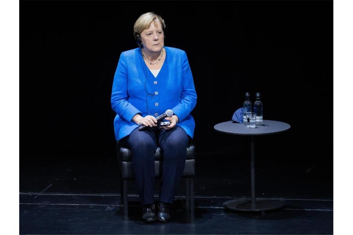 Angela Merkel bei einem Podiumsgespräch im Schauspielhaus Düsseldorf. Foto: Rolf Vennenbernd/dpa-Pool/dpa