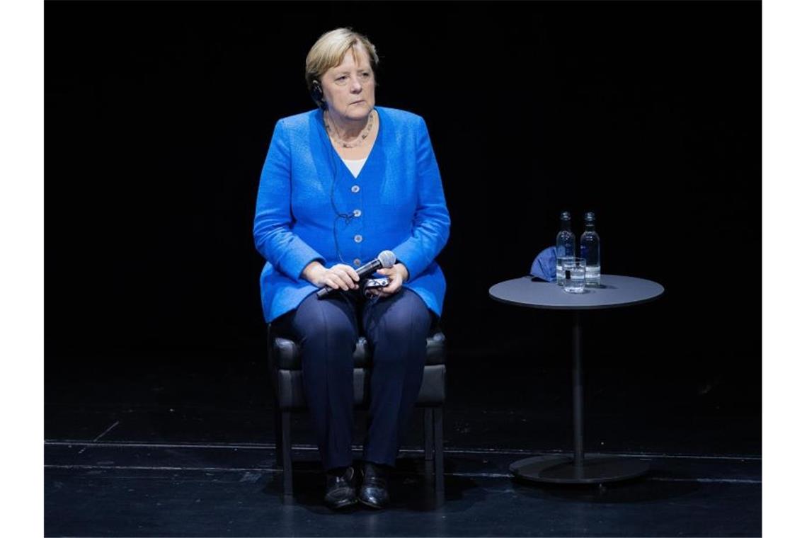 „Dann ist man glücklich“ - Angela Merkel zieht Bilanz Angela Merkel bei einem Podiumsgespräch im Schauspielhaus Düsseldorf. Foto: Rolf Vennenbernd/dpa-Pool/dpa