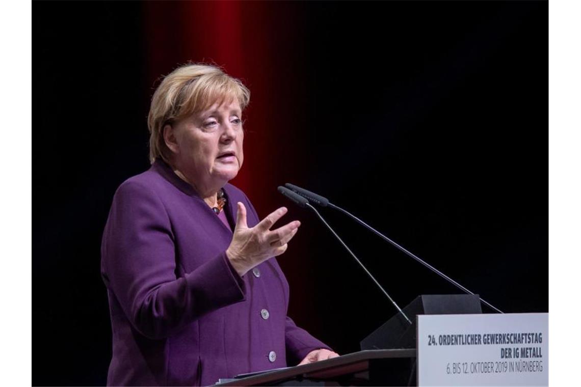 Merkel verteidigt Klimapaket Angela Merkel (CDU), Bundeskanzlerin, spricht beim Ordentlichen Gewerkschaftstag der IG Metall. Foto: Daniel Karmann/dpa